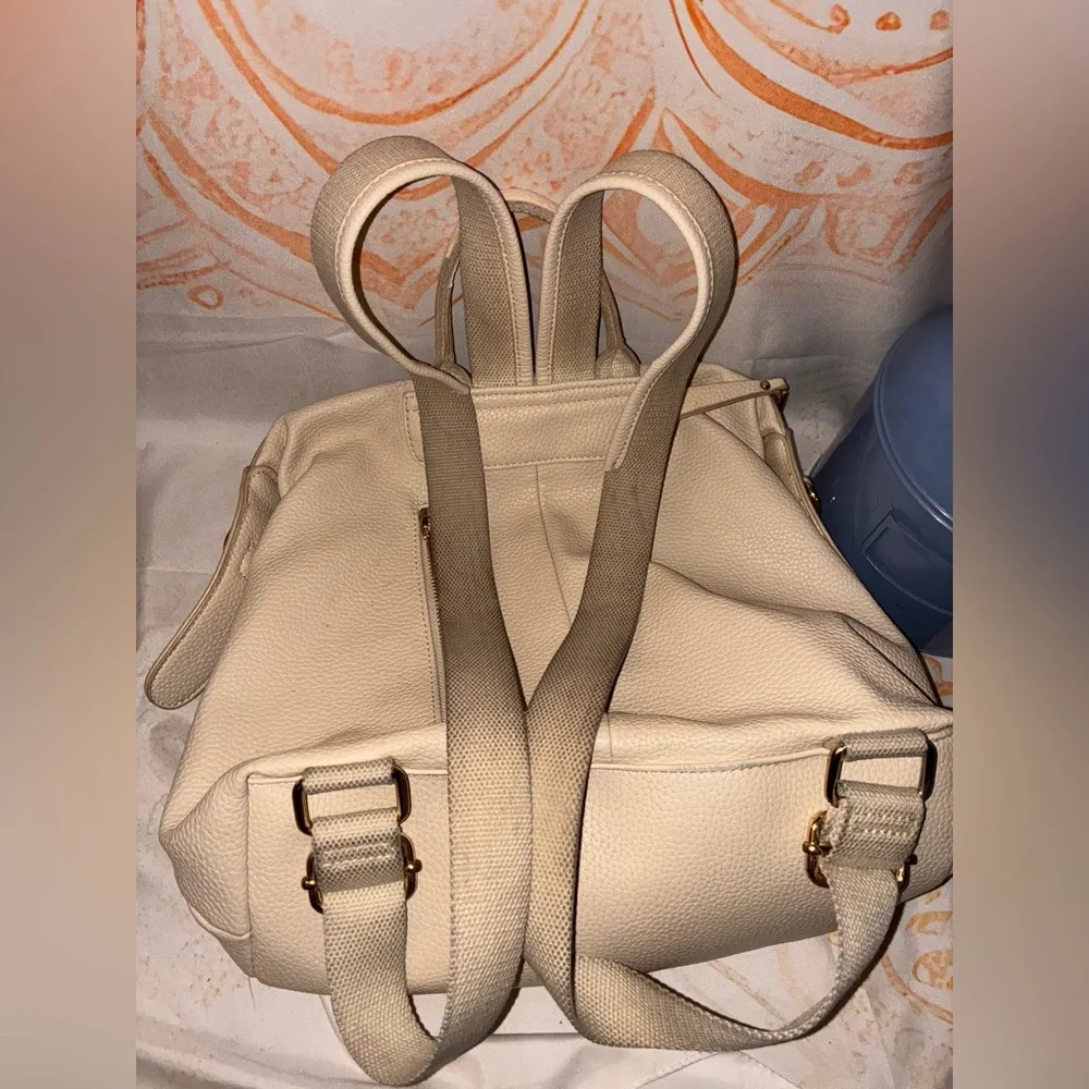 Sakroots Cream & Black Wallet Paired W/ a Cream Colored Backpack From Urban - Picture 5 of 12